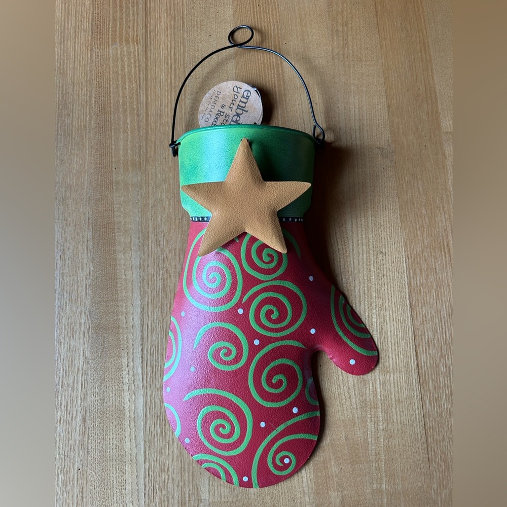 Metal Mitten Wall Bucket